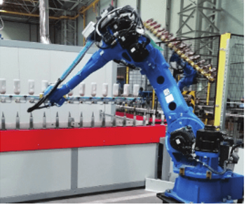 Otomatik cam boyama hattında çalışan endüstriyel robot